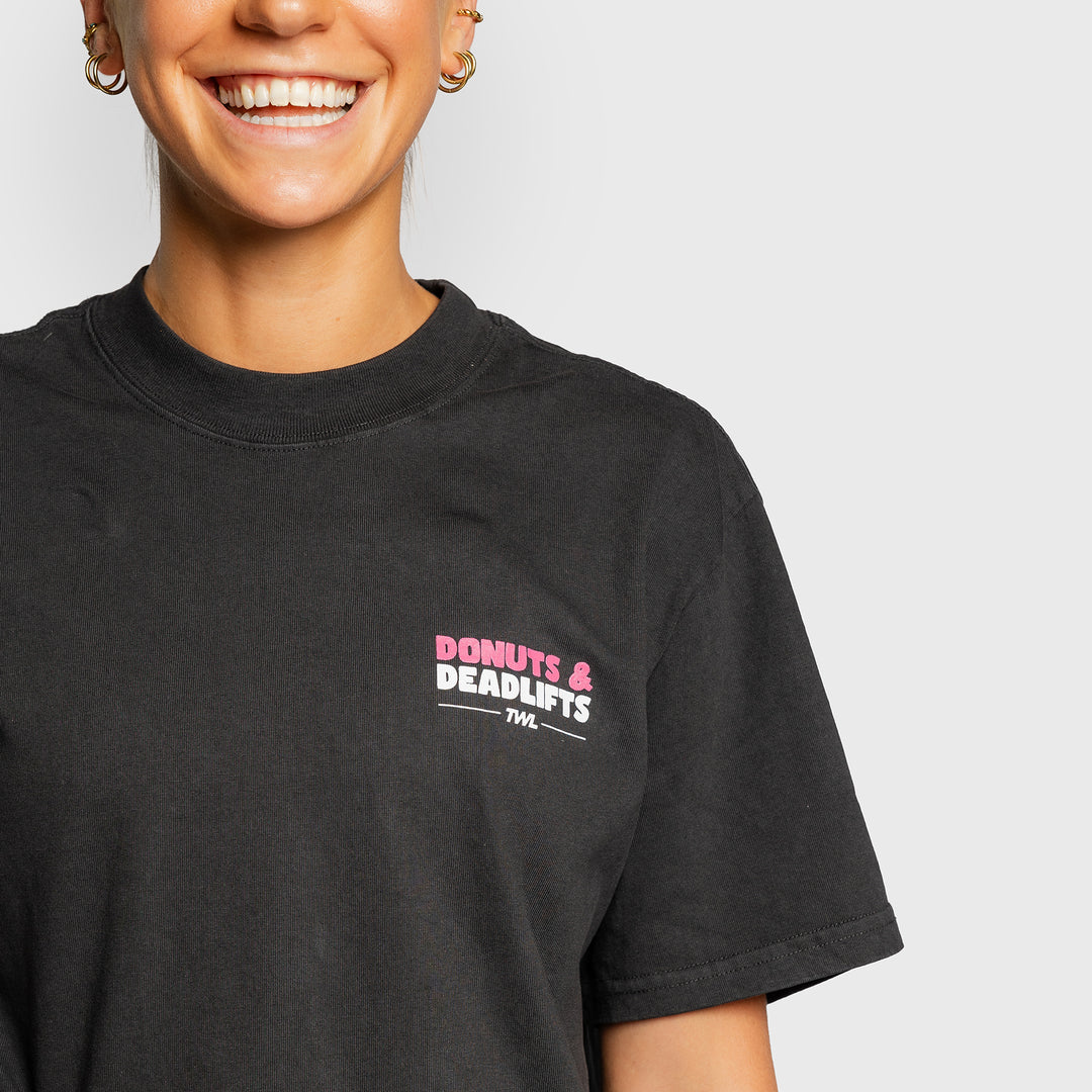 TWL - LIFESTYLE OVERSIZED T-SHIRT - DONUTS & DEADLIFTS - BLACK/PINK