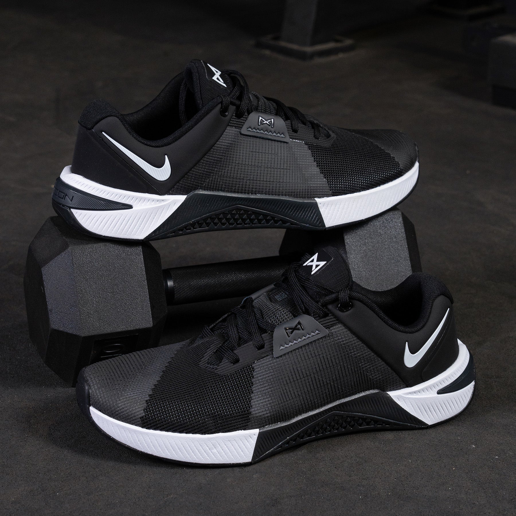 black and white nike metcon